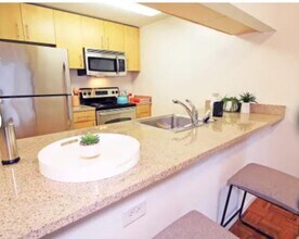 98 Christopher Columbus Dr in Jersey City, NJ - Building Photo - Building Photo