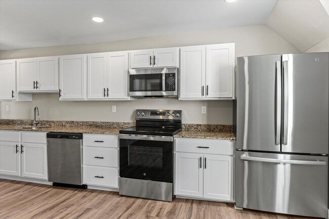 378 S Mammoth Rd in Manchester, NH - Building Photo - Building Photo