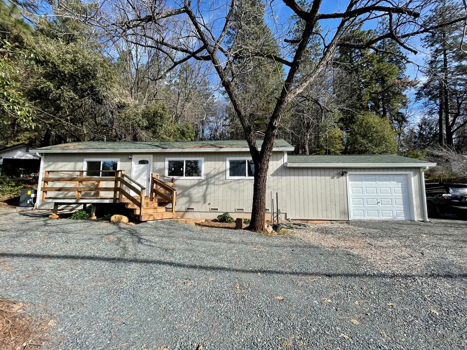 12909 La Barr Mdws Rd in Grass Valley, CA - Building Photo