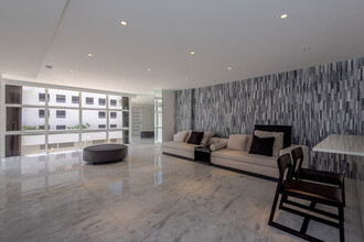 6423 Collins Ave, Unit 304 in Miami, FL - Building Photo - Building Photo