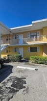 1505 Crescent Cir, Unit 9 in Lake Park, FL - Building Photo