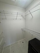 6031 Shakerwood Cir, Unit 201 in Tamarac, FL - Foto de edificio - Building Photo