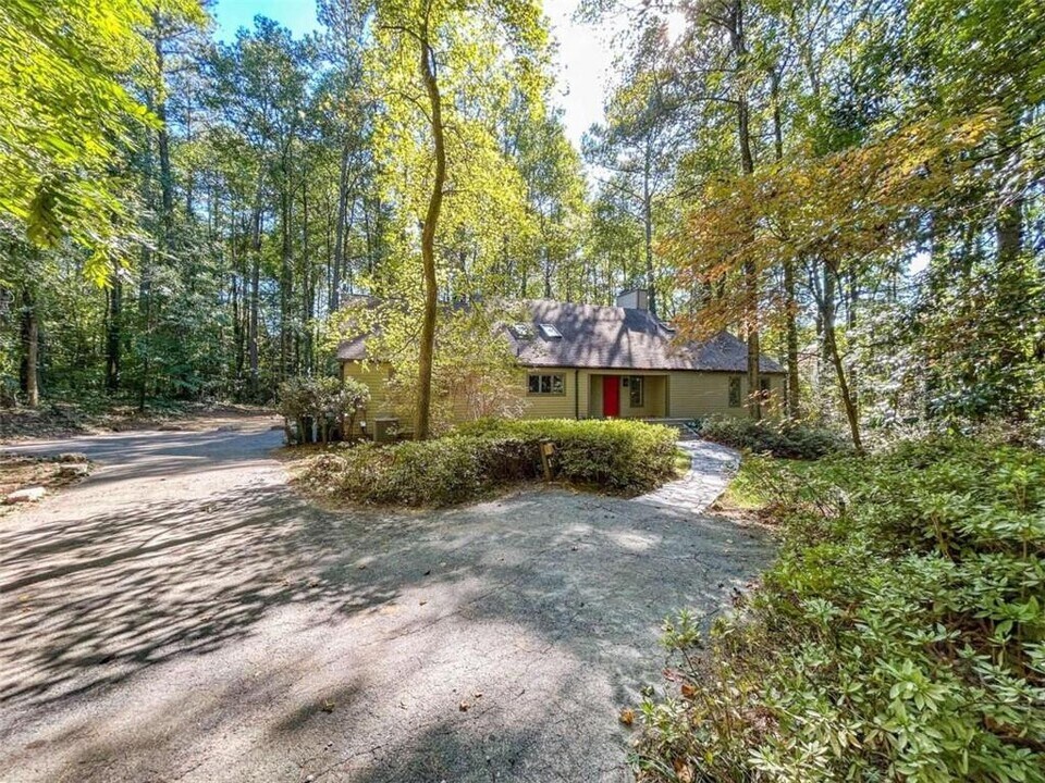 6480 Burdett Dr NW in Atlanta, GA - Building Photo
