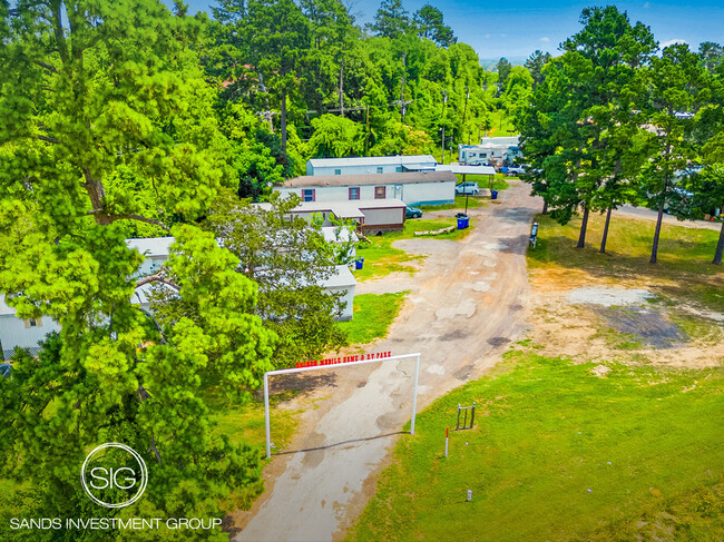 Snider Mobile Home and RV Park in Crockett, TX - Foto de edificio - Building Photo