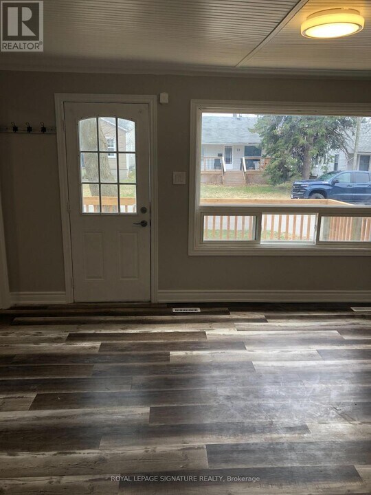 22 George St in Ajax, ON - Building Photo