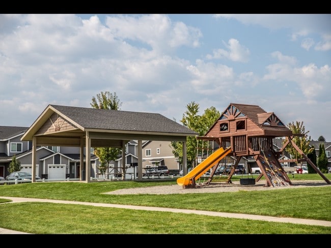 Avery Estates Townhomes in Hayden, ID - Building Photo - Building Photo