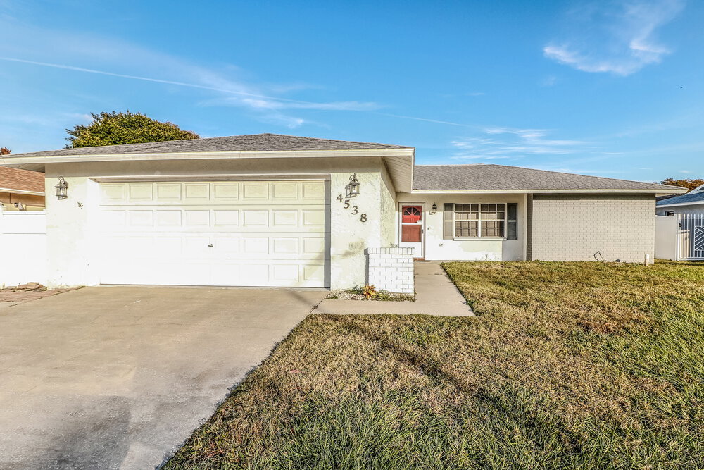 4538 Swallowtail Dr in New Port Richey, FL - Foto de edificio
