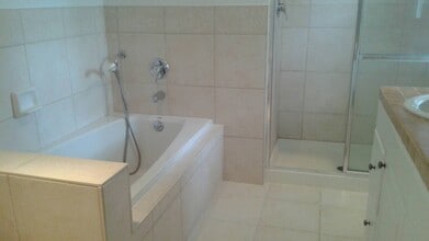94 Swan Ln in Levittown, NY - Building Photo - Building Photo