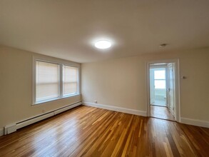 31 College Ave, Unit 4 in Somerville, MA - Foto de edificio - Building Photo