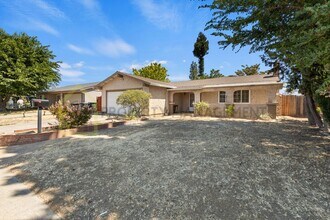 3649 Astral Dr in Sacramento, CA - Foto de edificio - Building Photo