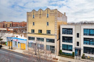 2431 W Irving Park Rd in Chicago, IL - Building Photo - Building Photo
