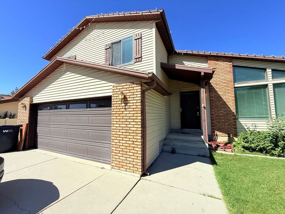 9958 Pinehurst Dr in Sandy, UT - Building Photo