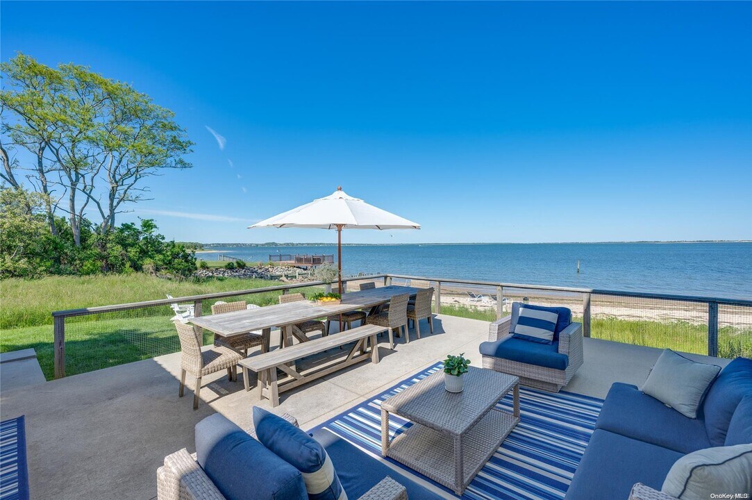 15B Lighthouse Rd in Southampton, NY - Building Photo