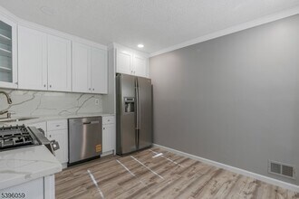 604 Brokaw Ct in Bridgewater, NJ - Building Photo - Building Photo