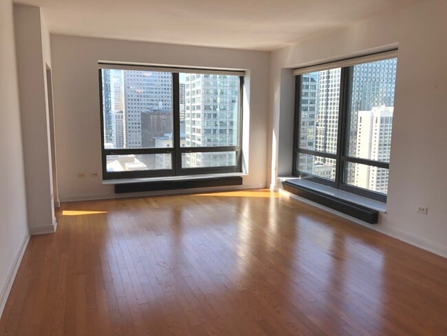 130 N Garland Ct in Chicago, IL - Building Photo - Building Photo