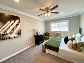 323 Brook Ave in Bay Shore, NY - Foto de edificio - Building Photo