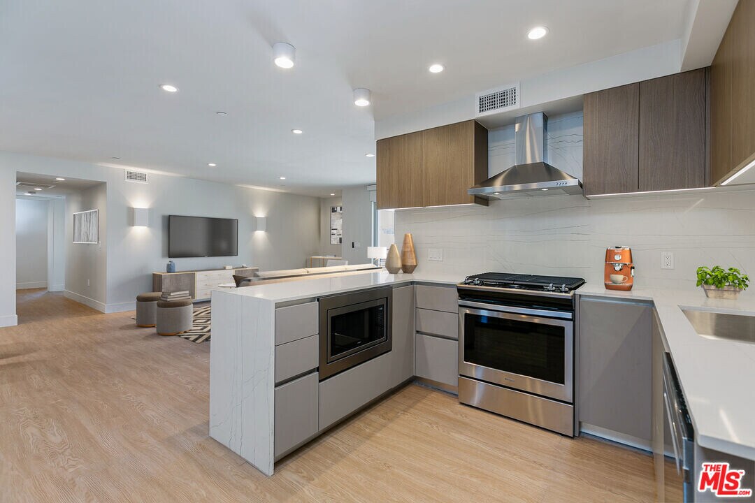 11837 Mayfield Ave in Los Angeles, CA - Building Photo
