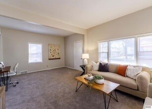 4266 Maple St in Omaha, NE - Building Photo - Building Photo