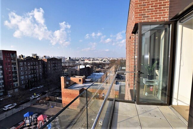 41-26 44th St in Queens, NY - Foto de edificio - Building Photo