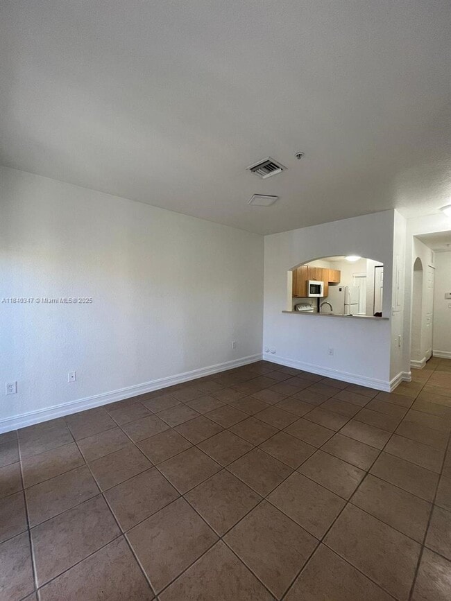 7995 NW 8th St in Miami, FL - Foto de edificio - Building Photo