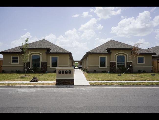 2011 Taft St, Unit 4 in Weslaco, TX - Building Photo - Building Photo