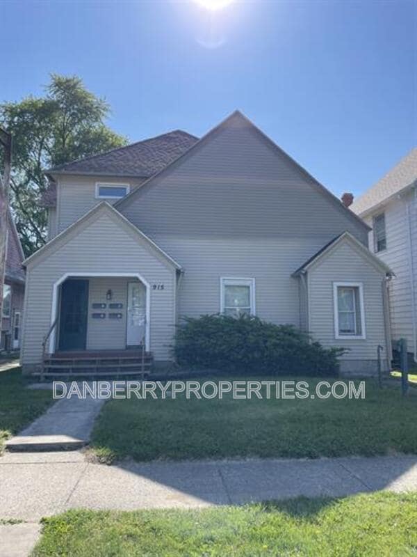 property at 915 N Main St