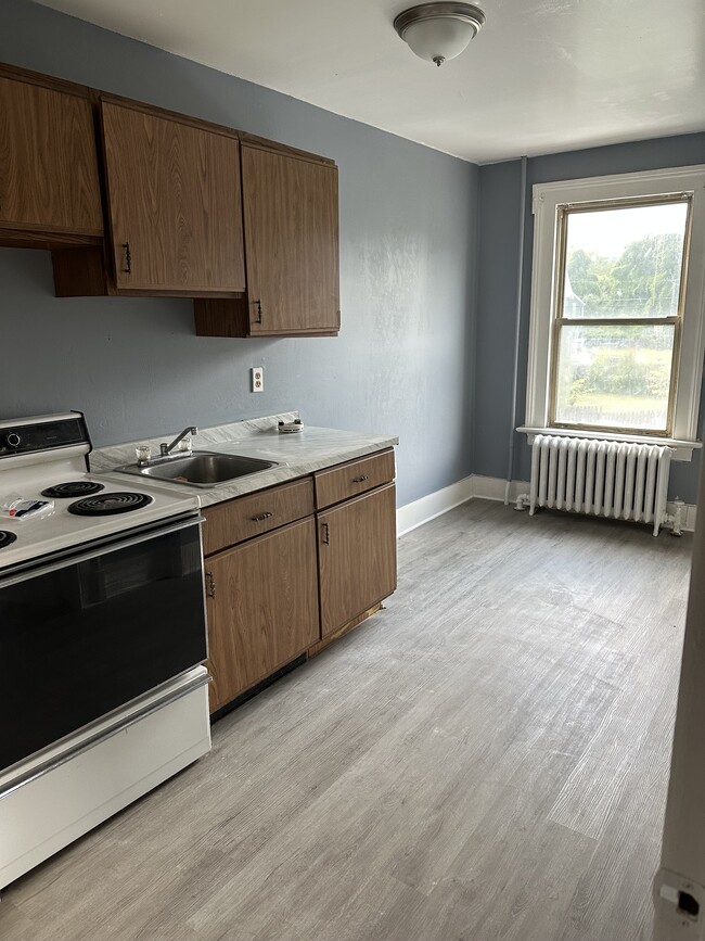 308 N Main St, Unit B in Naugatuck, CT - Foto de edificio - Building Photo