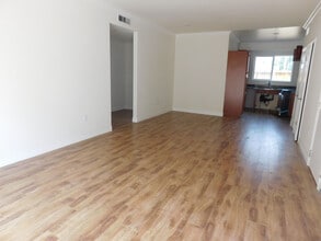 10211-10215 Tujunga Canyon Blvd in Tujunga, CA - Building Photo - Interior Photo