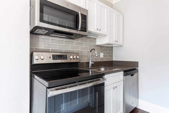 827 W Lakeside Pl, Unit CC in Chicago, IL - Foto de edificio - Building Photo