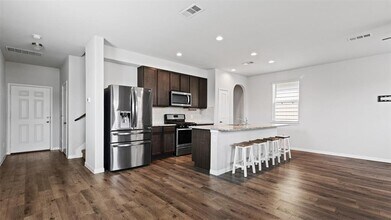 22002 Sovereign Hts Ln. in Houston, TX - Foto de edificio - Building Photo