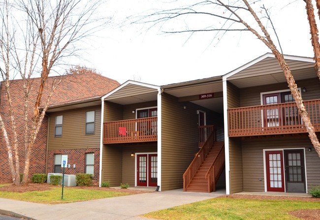 Salem Crest Apartment Homes in Winston-Salem, NC - Building Photo - Building Photo