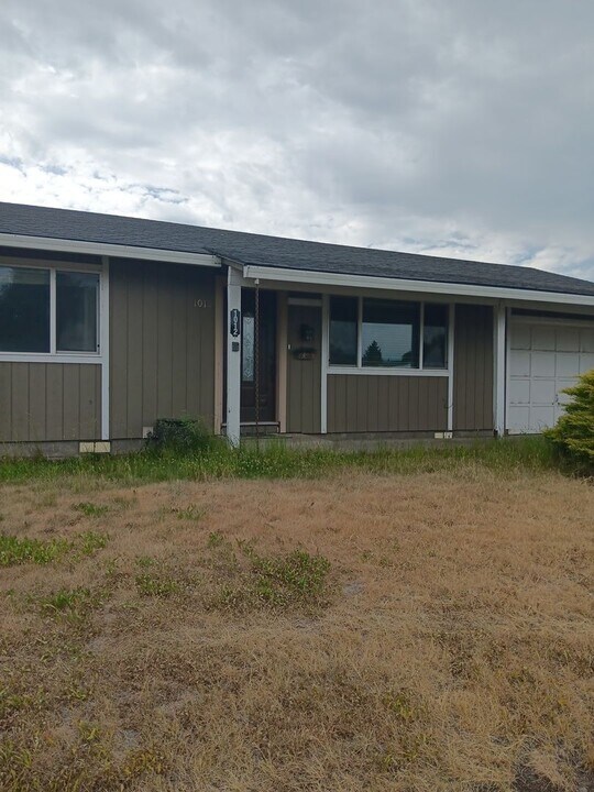 1012 Hartford Ln in Elgin, OR - Building Photo