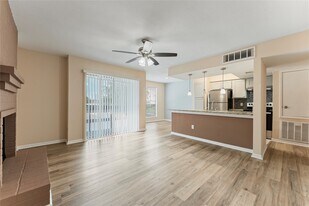 3919 Fairmont Pkwy in Pasadena, TX - Building Photo