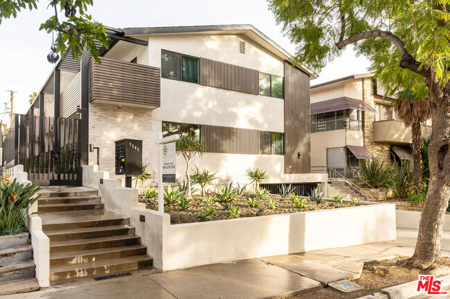 1262 N Sweetzer Ave in West Hollywood, CA - Foto de edificio - Building Photo