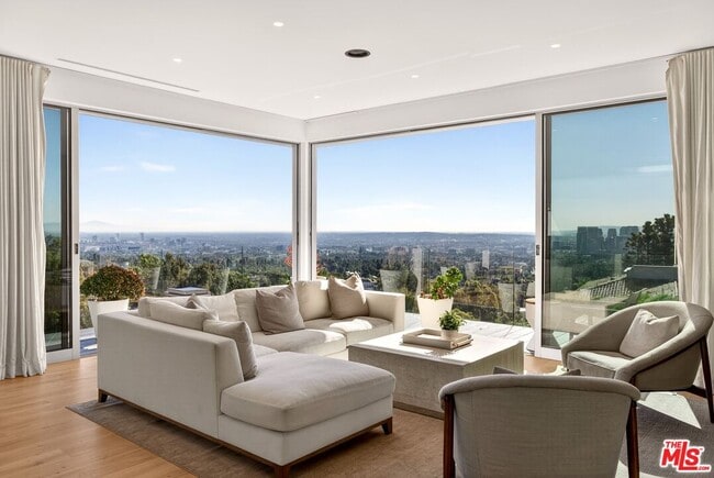 9894 Beverly Grove Dr in Beverly Hills, CA - Building Photo - Building Photo