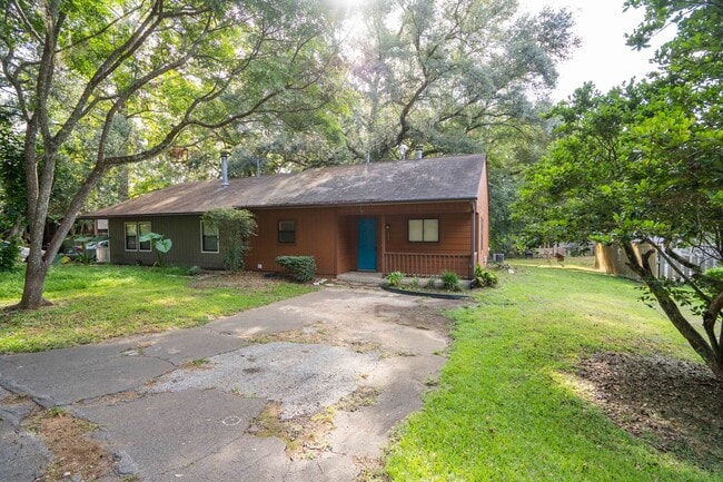 1500 Twin Lakes Cir in Tallahassee, FL - Building Photo - Building Photo