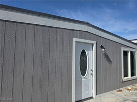 1611 E Gamebird Rd in Pahrump, NV - Building Photo