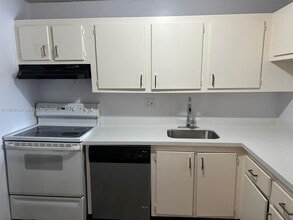 8000 Fairview Dr in Tamarac, FL - Building Photo - Building Photo