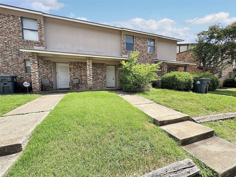1024 Southmoor Dr, Unit 1026 in Arlington, TX - Building Photo