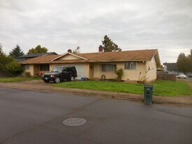 243-241 S 35th St in Springfield, OR - Building Photo