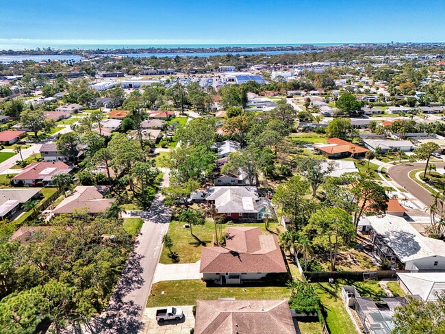 2221 Pine View Cir in Sarasota, FL - Building Photo - Building Photo