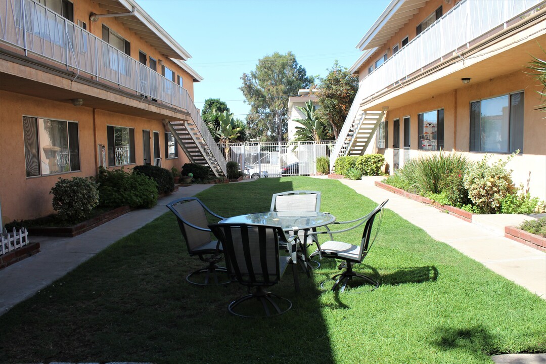 1516 Purdue Ave in Los Angeles, CA - Foto de edificio