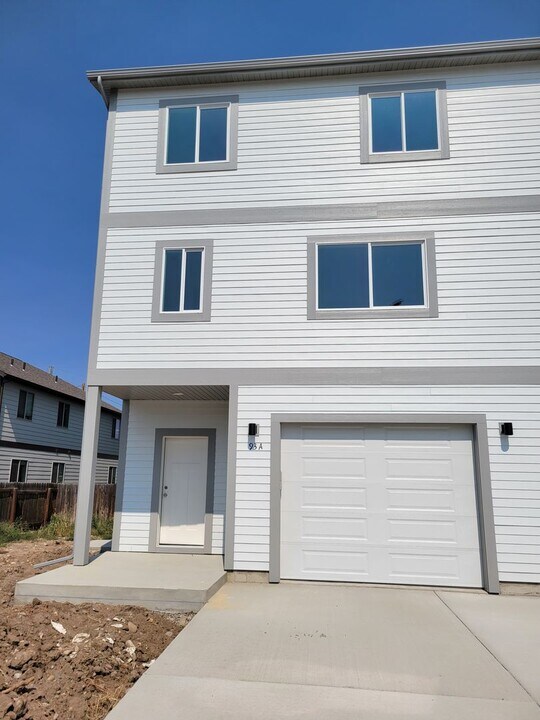 93 W Jefferson Ave in Belgrade, MT - Building Photo