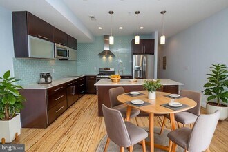908 N 16th St in Philadelphia, PA - Building Photo - Building Photo