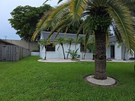 6701 W Wedgewood Ave in Davie, FL - Building Photo