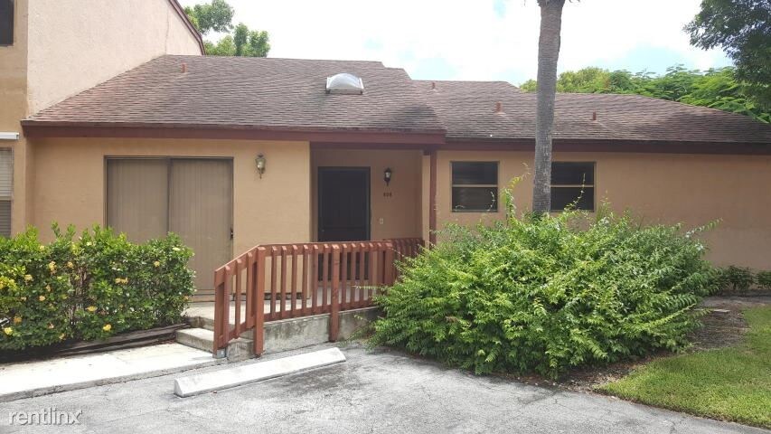 808 Lakeview Cir in Royal Palm Beach, FL - Building Photo