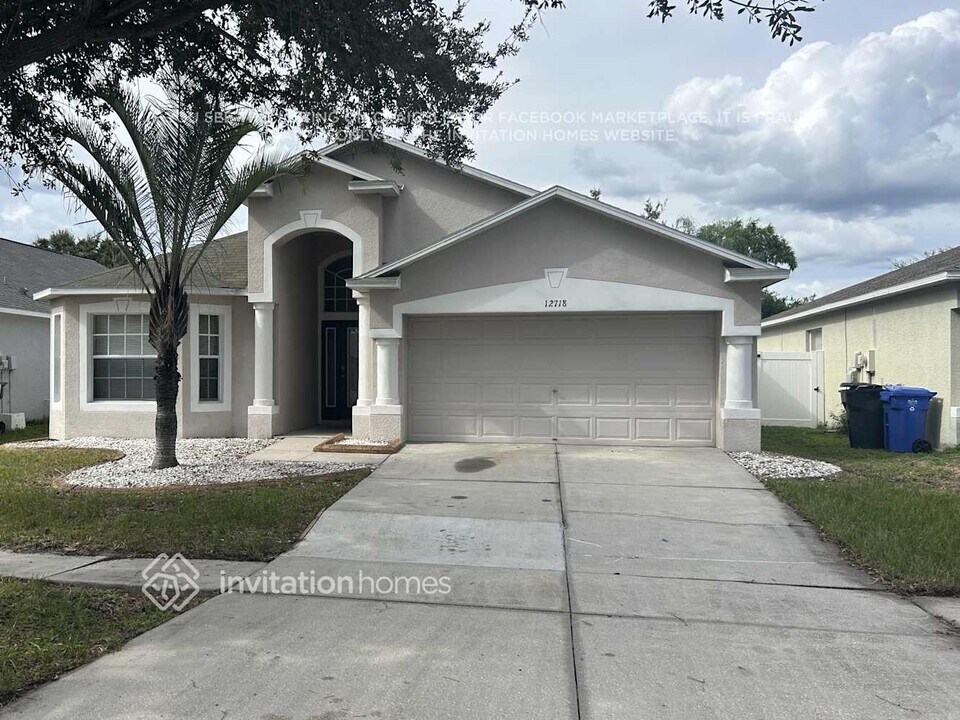 12718 Lake Vista Dr in Gibsonton, FL - Foto de edificio