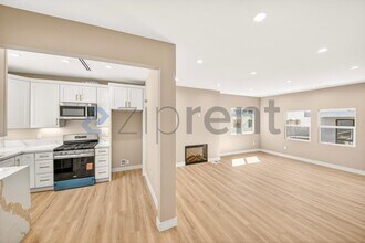 225 N Burlington Ave in Los Angeles, CA - Foto de edificio - Building Photo