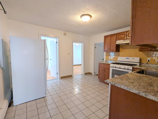 322 Lowell St, Unit 1 in Somerville, MA - Building Photo - Building Photo