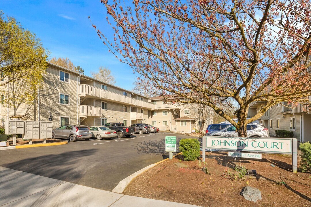 18200 73rd Ave NE in Kenmore, WA - Building Photo